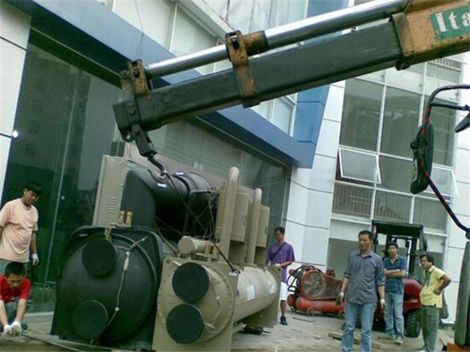 石龙区随车吊和汽车吊的核心区别是什么？哪种更省钱？